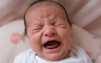 Τα μωρά μπορούν να προσποιηθούν ότι κλαίνε